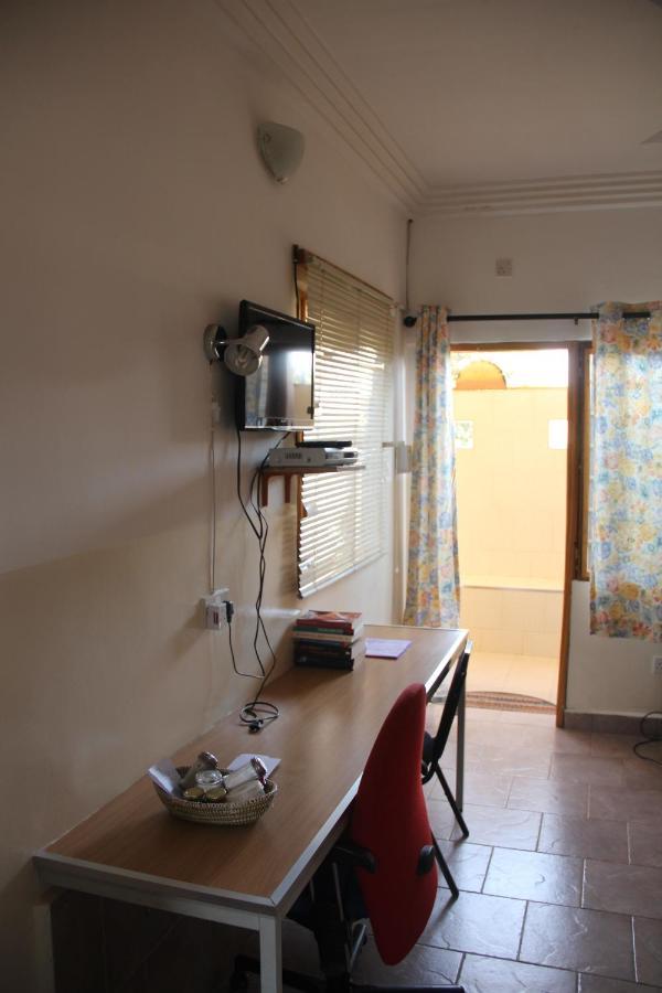 Busy Bee Apartments Кололі Екстер'єр фото